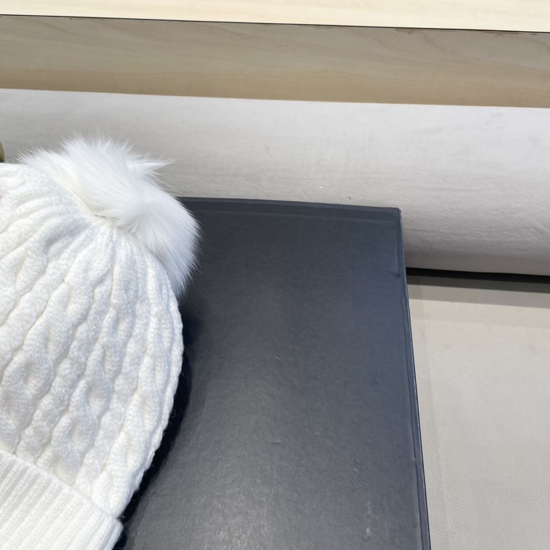   moncler加绒毛线帽女款冬季保暖加厚百搭冷帽防风麻花针织帽护耳学生帽子