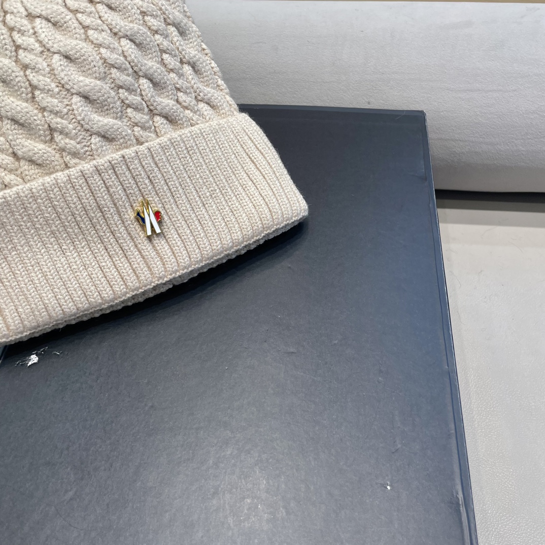   moncler加绒毛线帽女款冬季保暖加厚百搭冷帽防风麻花针织帽护耳学生帽子