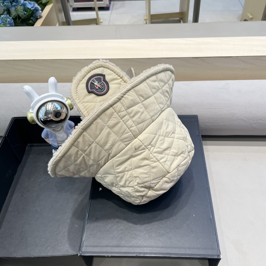 moncler羽绒棉新款羊羔绒渔夫帽女秋冬保暖护耳帽时尚百搭素颜遮脸帽
