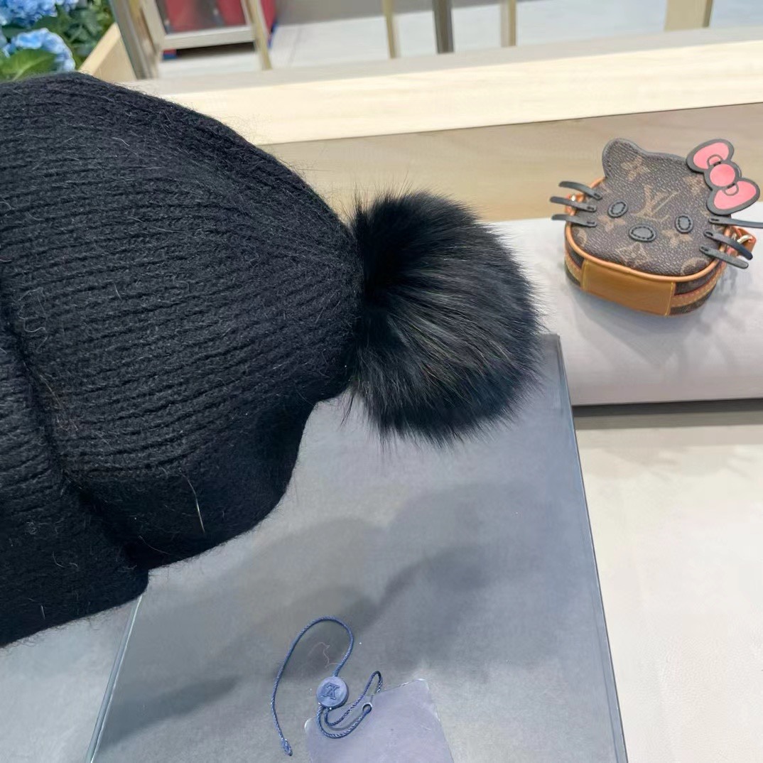  上新！路易威登 LouisVuitton 针织毛线帽！小姐姐的冬日最爱～随便搭配什么衣服都好看！又减龄