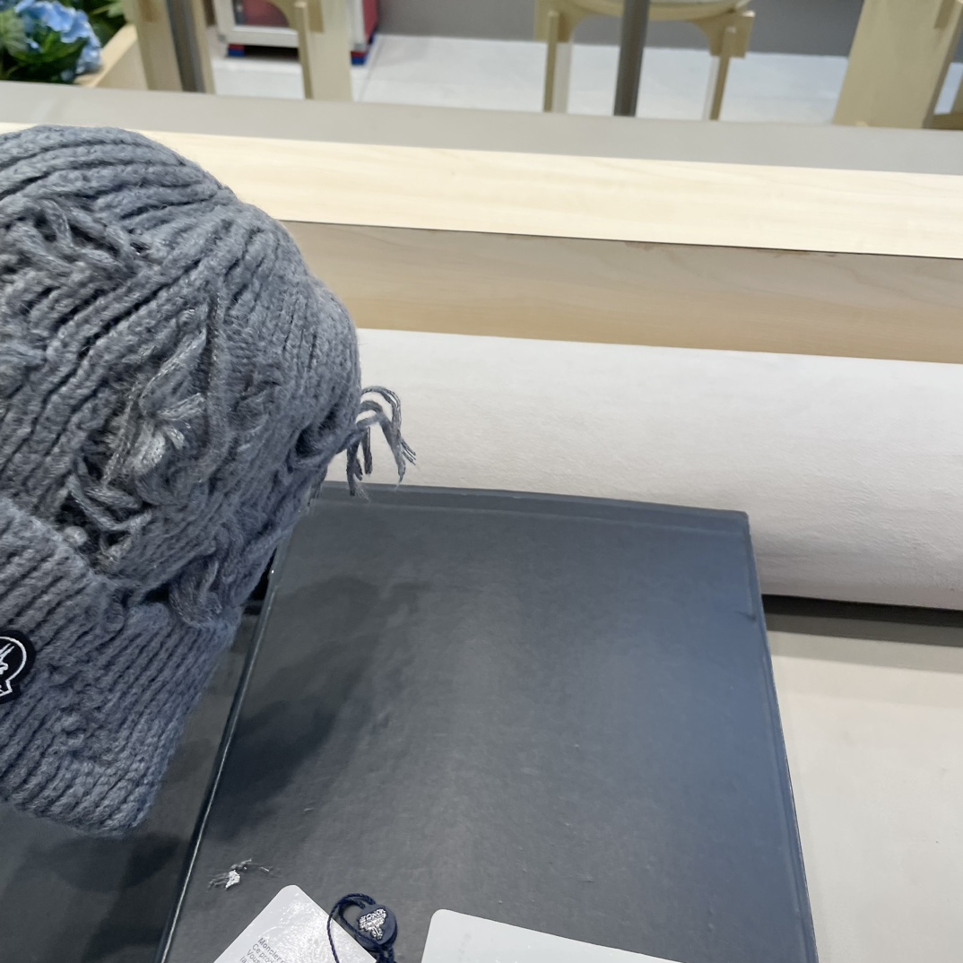   moncler韩版休闲百搭情侣帽大头围针织帽子女秋冬保暖护耳破洞毛线帽潮流