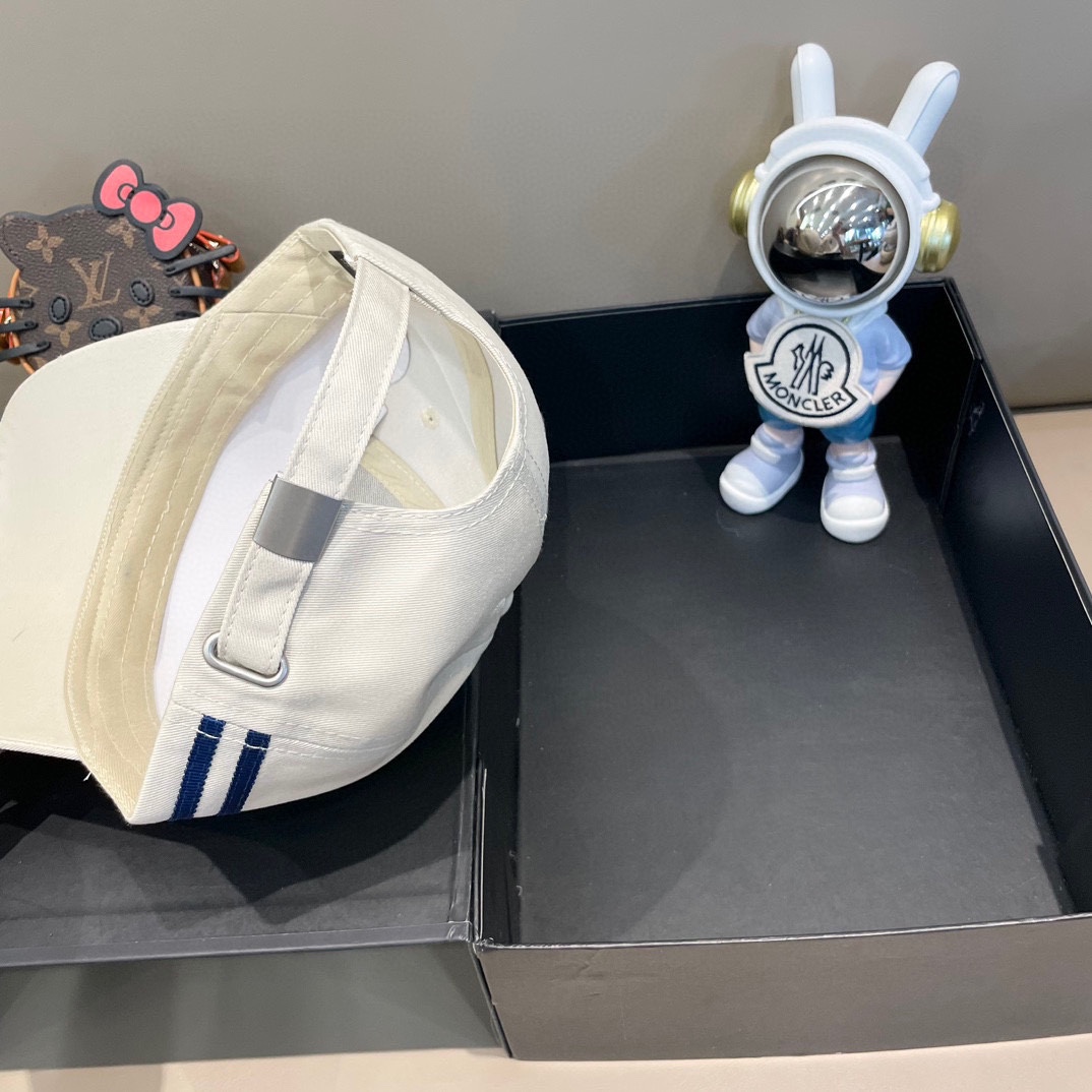  PRADA 普拉达 新品棒球帽 代购版本！时尚潮流，高端做工！非一般的品质，细节看实拍哦