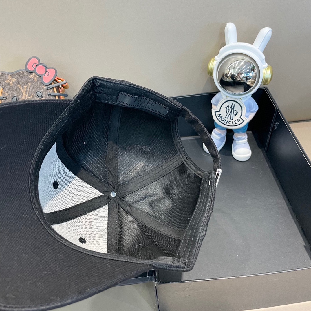 PRADA 普拉达 新品棒球帽 代购版本！时尚潮流，高端做工！非一般的品质，细节看实拍哦