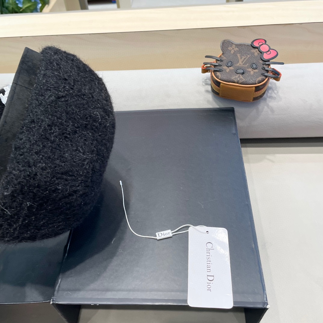  Dior迪奥新款韩版2024年秋冬休闲鸭舌帽   时尚字母拼接女士贝雷帽子