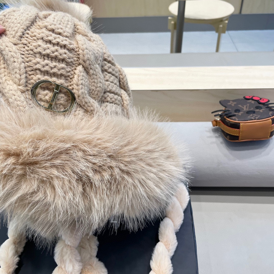  Dior迪奥毛茸加厚加绒保暖护耳针织帽子女秋冬显脸小毛线帽防寒骑车雷锋帽