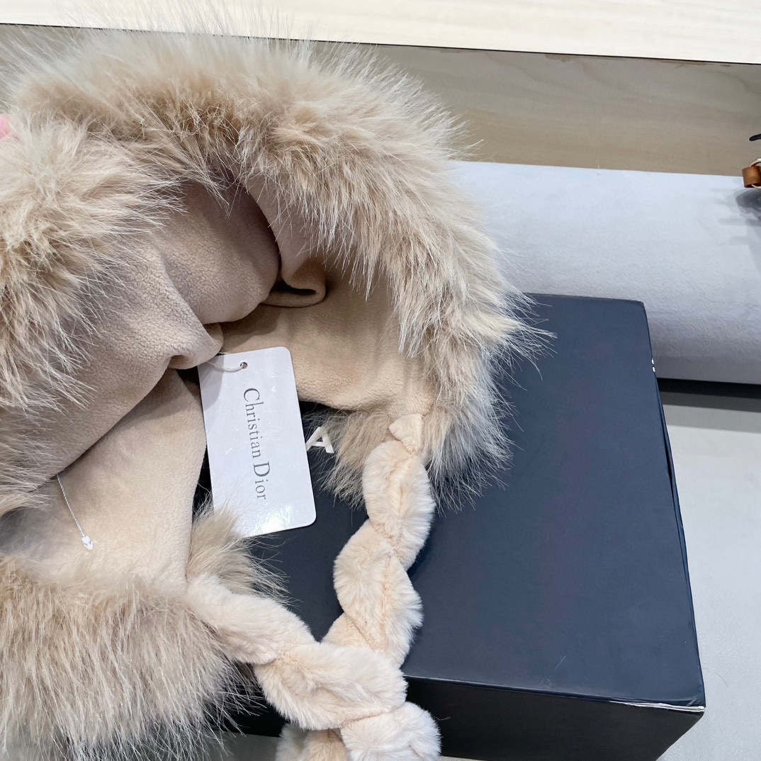  Dior迪奥毛茸加厚加绒保暖护耳针织帽子女秋冬显脸小毛线帽防寒骑车雷锋帽