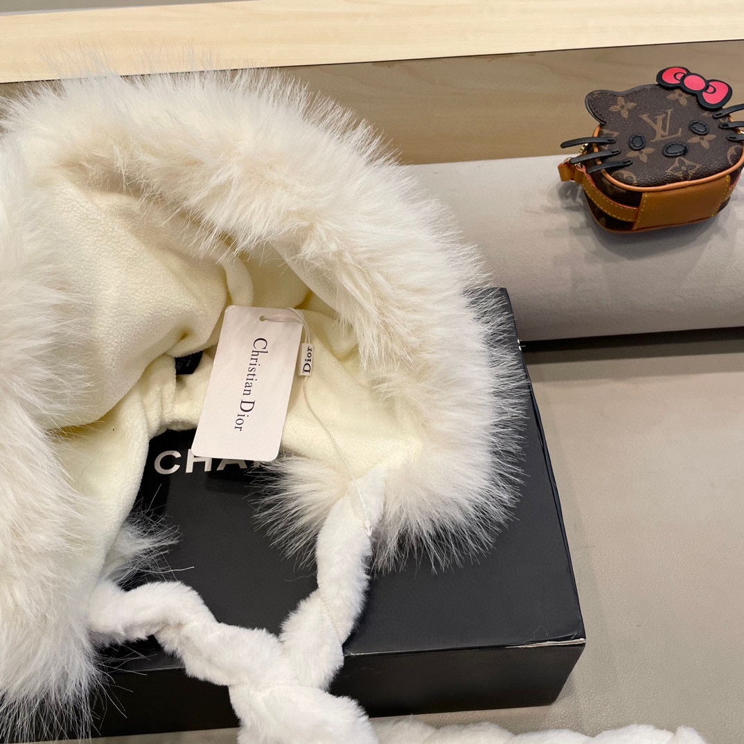  Dior迪奥毛茸加厚加绒保暖护耳针织帽子女秋冬显脸小毛线帽防寒骑车雷锋帽