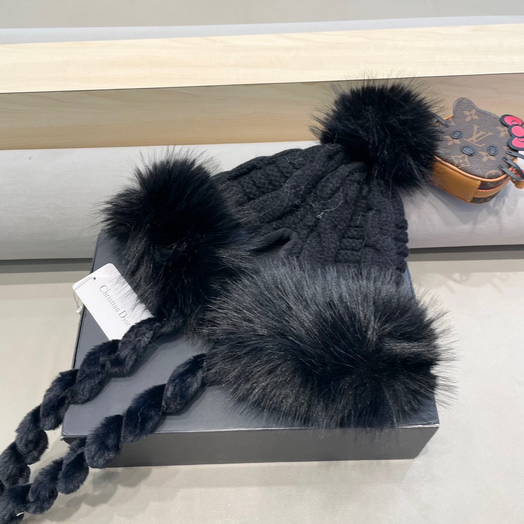  Dior迪奥毛茸加厚加绒保暖护耳针织帽子女秋冬显脸小毛线帽防寒骑车雷锋帽