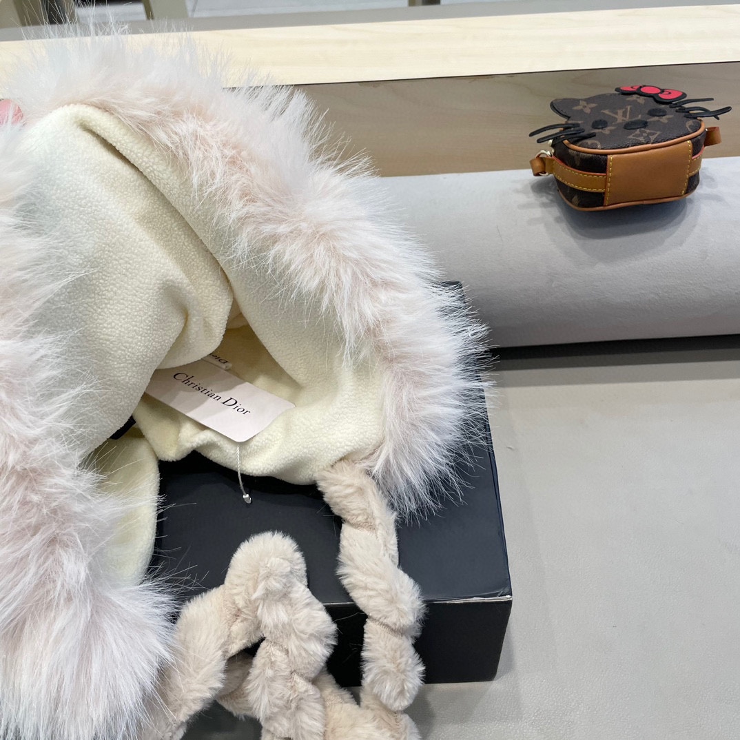  Dior迪奥毛茸加厚加绒保暖护耳针织帽子女秋冬显脸小毛线帽防寒骑车雷锋帽
