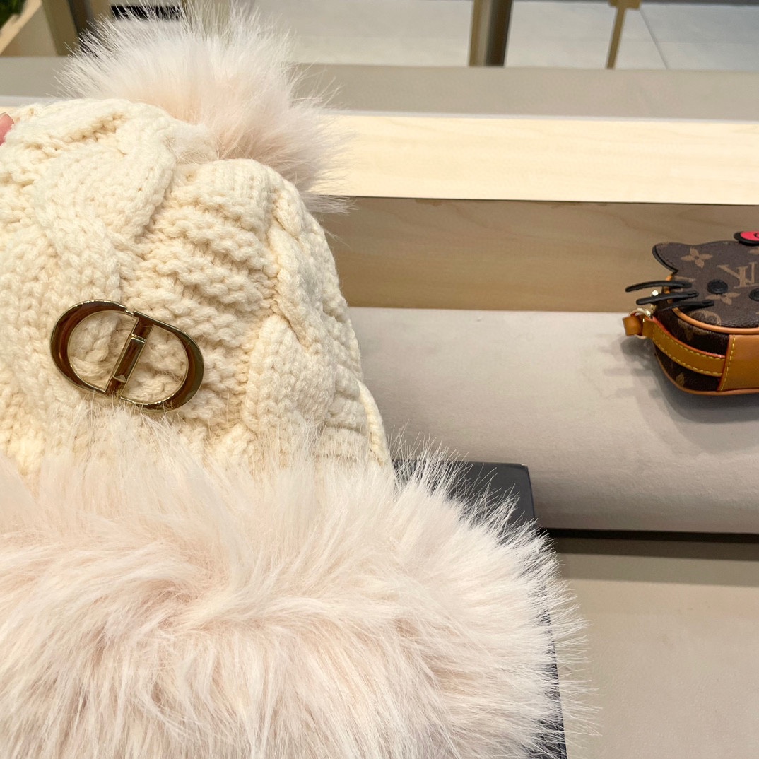  Dior迪奥毛茸加厚加绒保暖护耳针织帽子女秋冬显脸小毛线帽防寒骑车雷锋帽