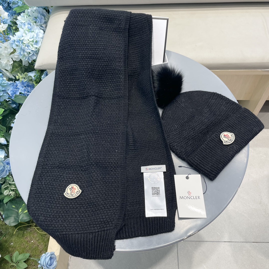 蒙口。 【羊毛套装帽子】经典套装帽子！帽子➕围巾！70%羊毛➕30%兔毛。暖暖哒超级舒服～冬日小姐姐减龄