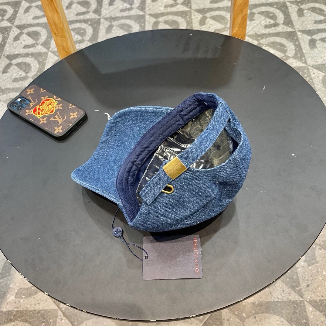  LV 路易威登 Louis Vuitton 刺绣拼接棒球帽
入秋必备单品 这顶拼色棒球帽的绝了！
特别