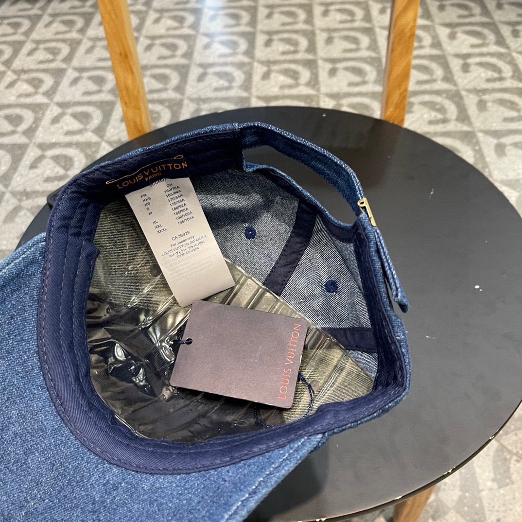  LV 路易威登 Louis Vuitton 刺绣拼接棒球帽
入秋必备单品 这顶拼色棒球帽的绝了！
特别