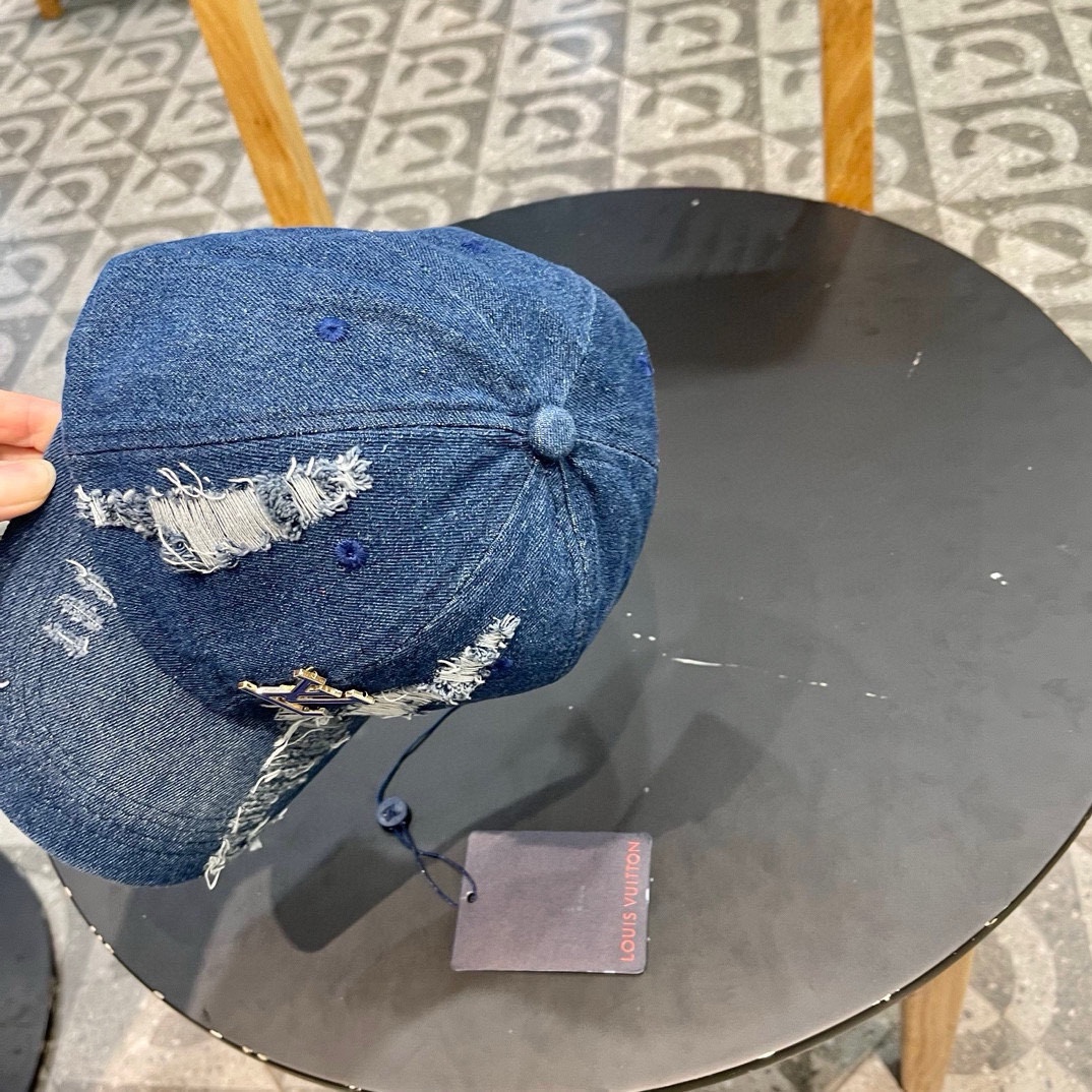  LV 路易威登 Louis Vuitton 刺绣拼接棒球帽
入秋必备单品 这顶拼色棒球帽的绝了！
特别