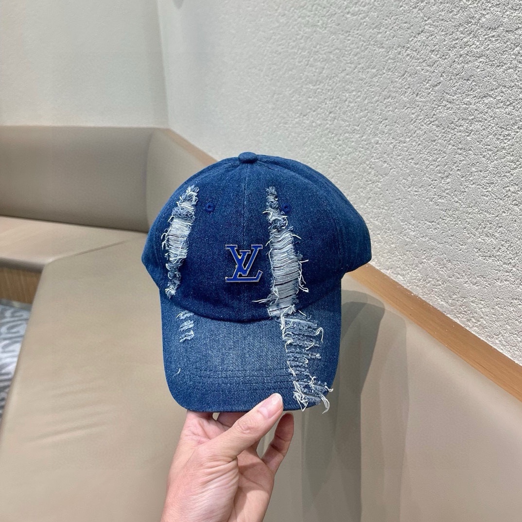  LV 路易威登 Louis Vuitton 刺绣拼接棒球帽
入秋必备单品 这顶拼色棒球帽的绝了！
特别