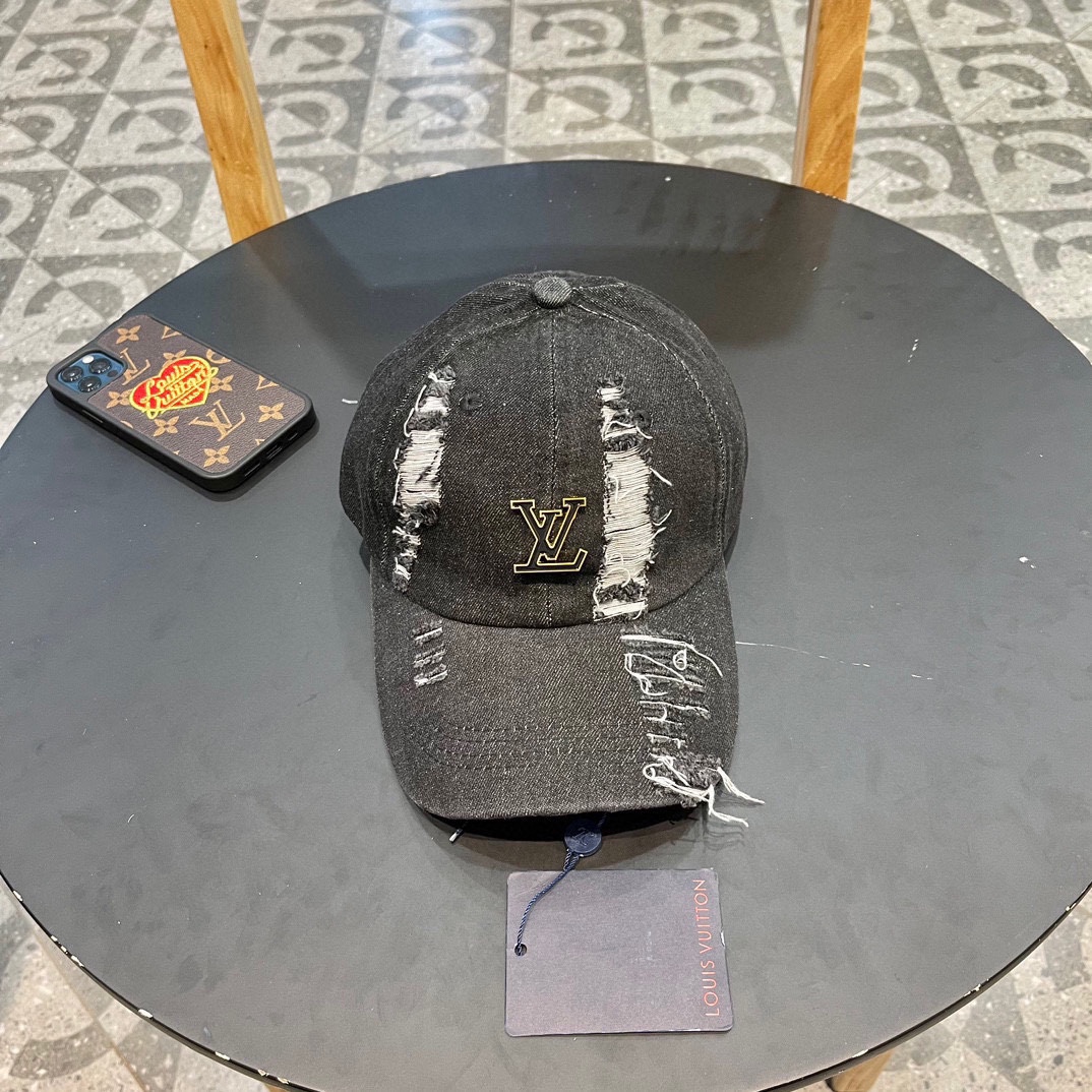  LV 路易威登 Louis Vuitton 刺绣拼接棒球帽
入秋必备单品 这顶拼色棒球帽的绝了！
特别