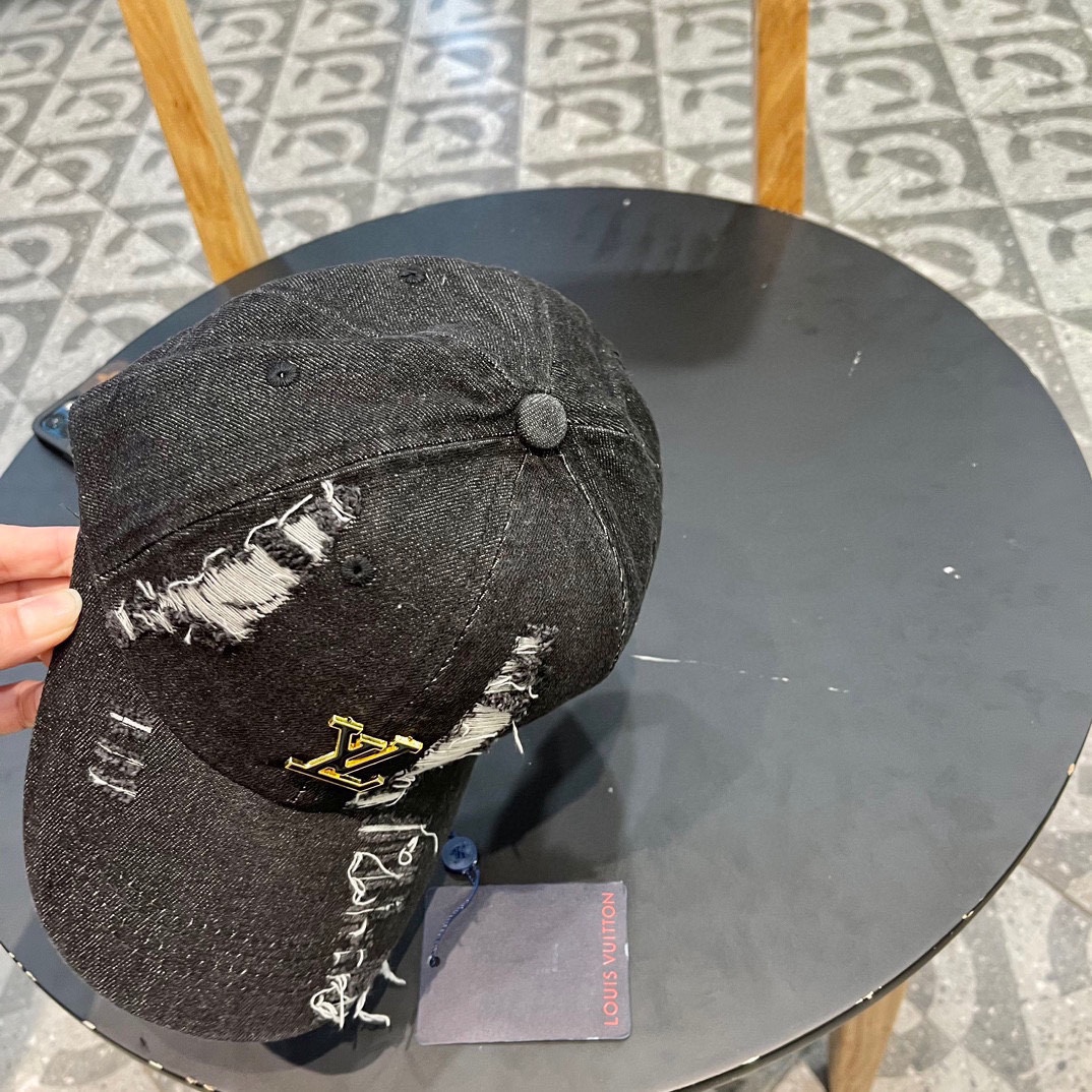  LV 路易威登 Louis Vuitton 刺绣拼接棒球帽
入秋必备单品 这顶拼色棒球帽的绝了！
特别