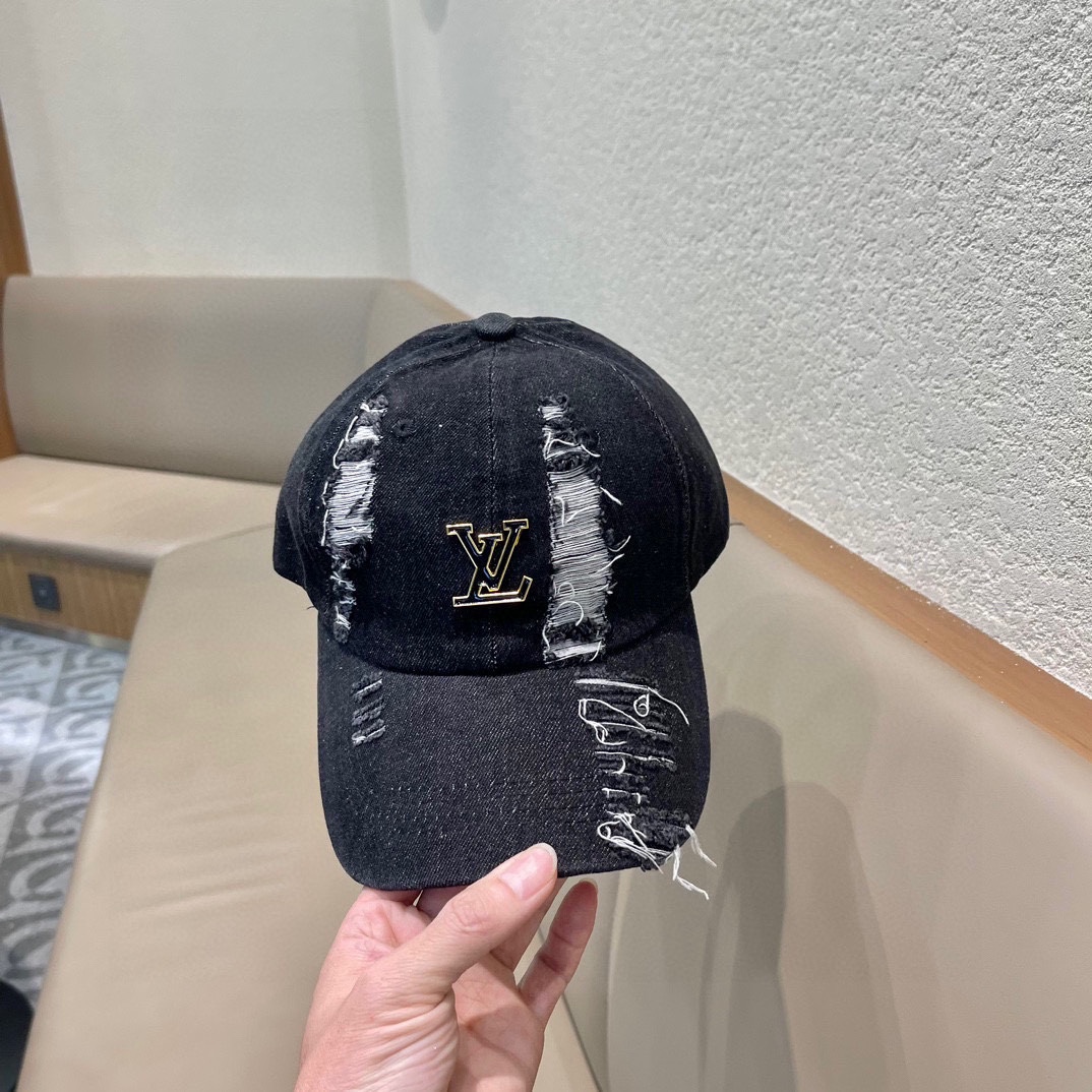  LV 路易威登 Louis Vuitton 刺绣拼接棒球帽
入秋必备单品 这顶拼色棒球帽的绝了！
特别