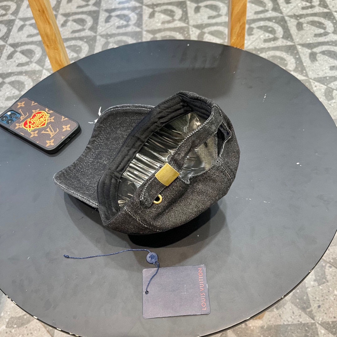  LV 路易威登 Louis Vuitton 刺绣拼接棒球帽
入秋必备单品 这顶拼色棒球帽的绝了！
特别