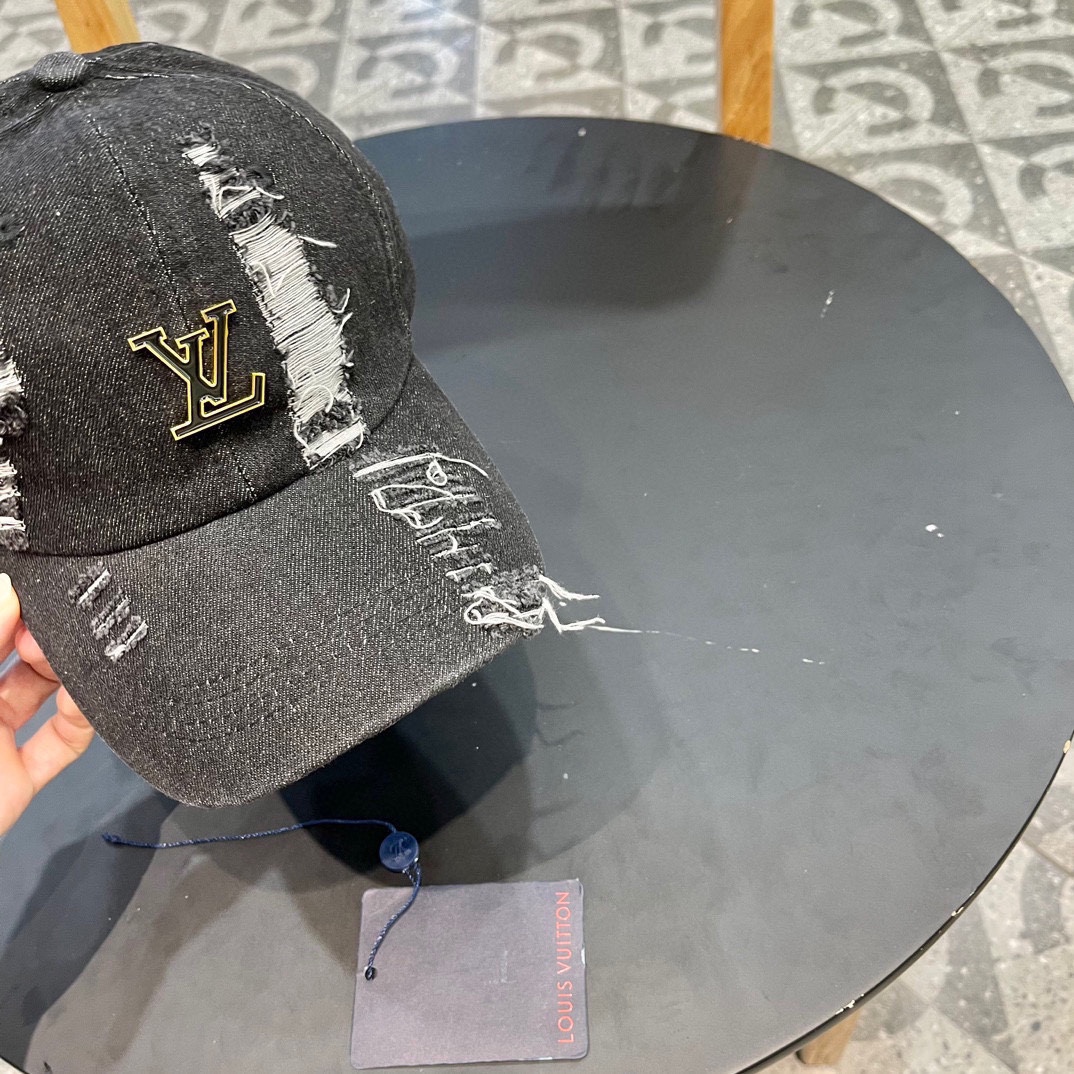 LV 路易威登 Louis Vuitton 刺绣拼接棒球帽
入秋必备单品 这顶拼色棒球帽的绝了！
特别