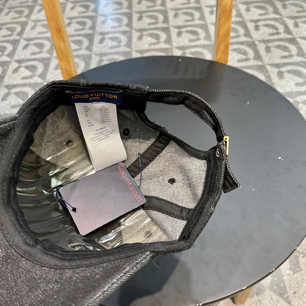  LV 路易威登 Louis Vuitton 刺绣拼接棒球帽
入秋必备单品 这顶拼色棒球帽的绝了！
特别