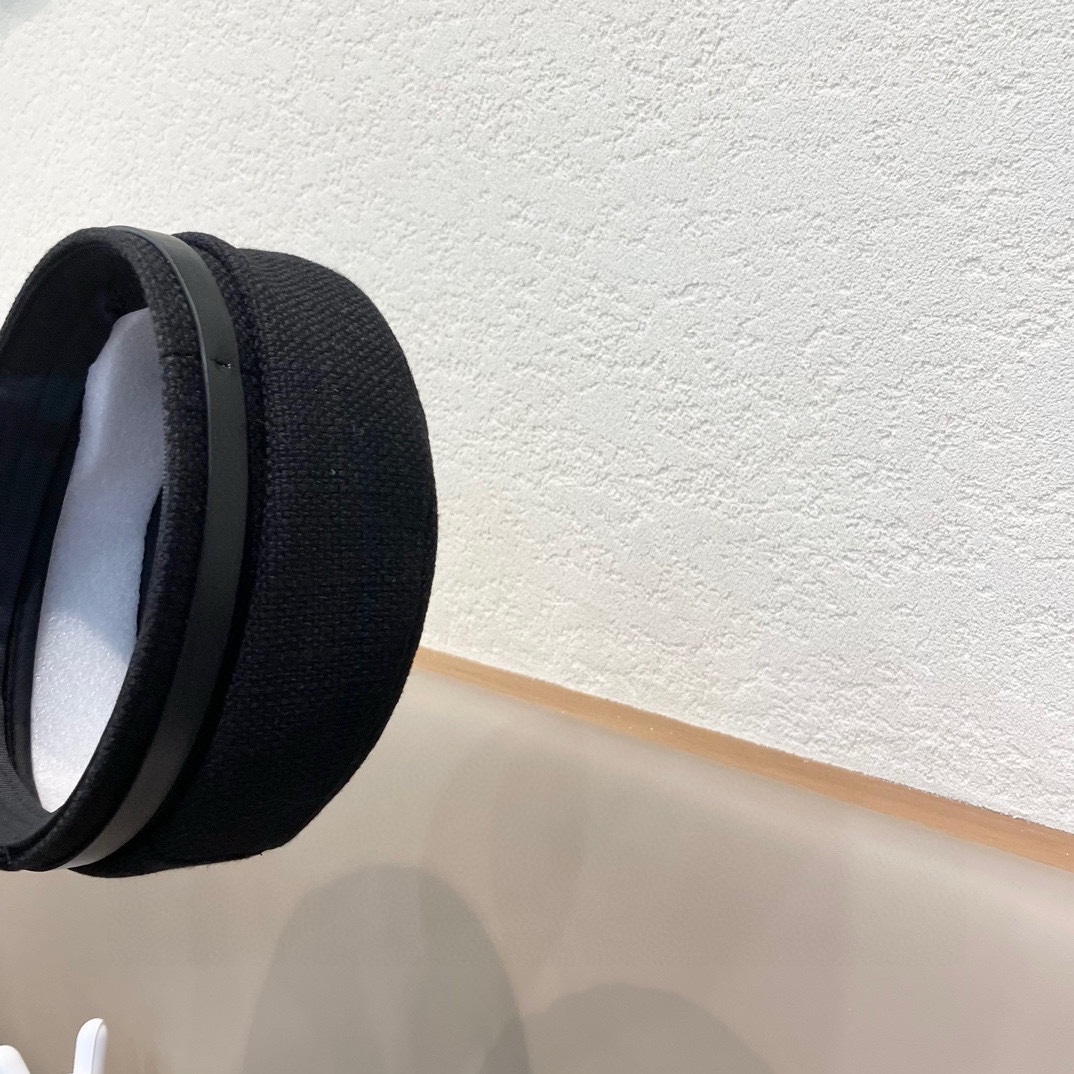  CELINE塞琳。早秋装饰军帽
高档定制磨毛棉布，爆款军帽，帽型超正！
头围58cm