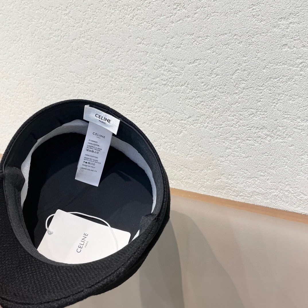  CELINE塞琳。早秋装饰军帽
高档定制磨毛棉布，爆款军帽，帽型超正！
头围58cm