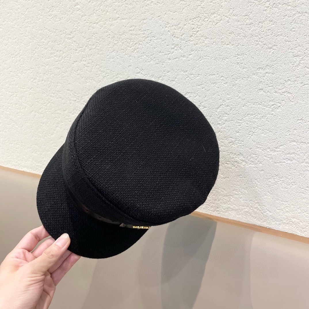  CELINE塞琳。早秋装饰军帽
高档定制磨毛棉布，爆款军帽，帽型超正！
头围58cm