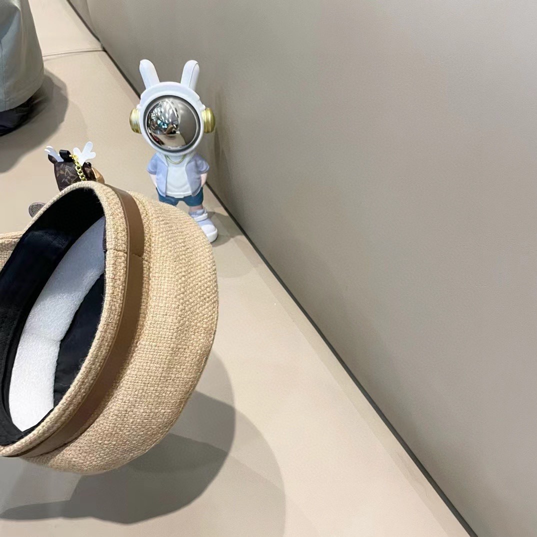  CELINE塞琳。早秋装饰军帽
高档定制磨毛棉布，爆款军帽，帽型超正！
头围58cm