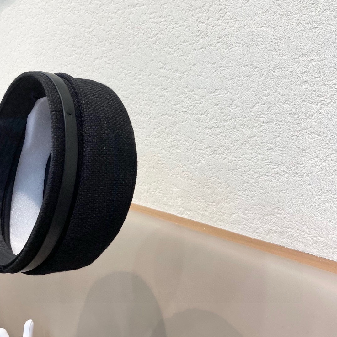  CELINE塞琳。早秋装饰军帽
高档定制磨毛棉布，爆款军帽，帽型超正！
头围58cm