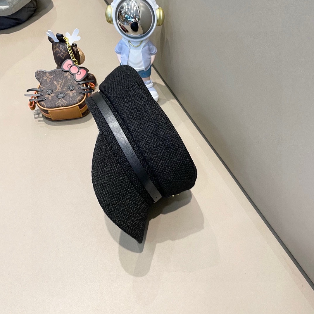  CELINE塞琳。早秋装饰军帽
高档定制磨毛棉布，爆款军帽，帽型超正！
头围58cm