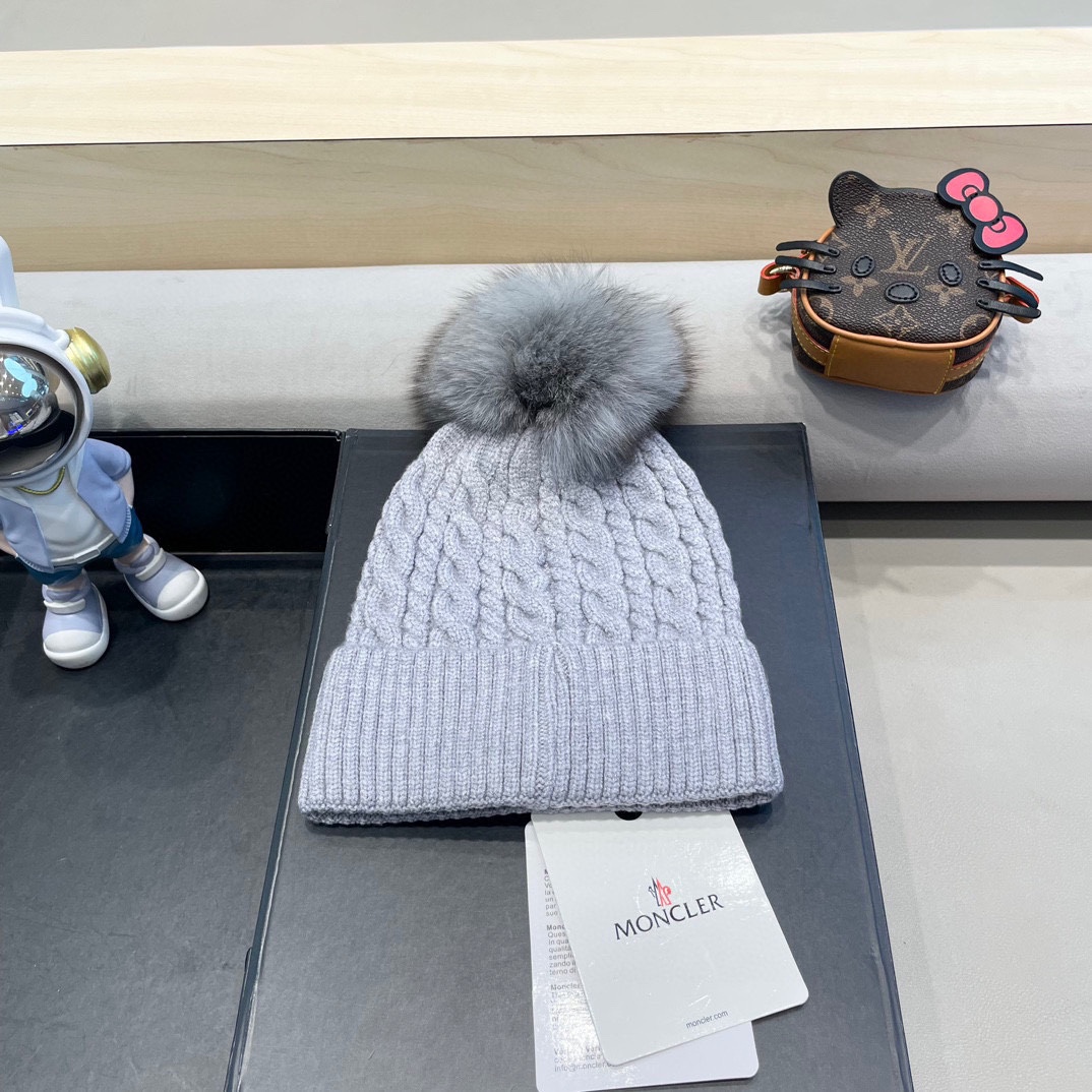   蒙口moncler 带球针织毛线帽！小姐姐的冬日最爱～随便搭配什么衣服都好看！又减龄又显可爱的一款～
