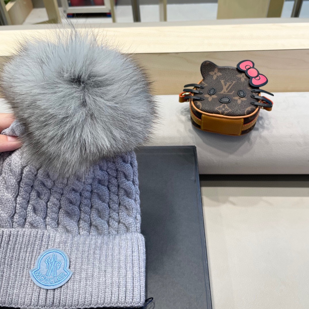   蒙口moncler 带球针织毛线帽！小姐姐的冬日最爱～随便搭配什么衣服都好看！又减龄又显可爱的一款～