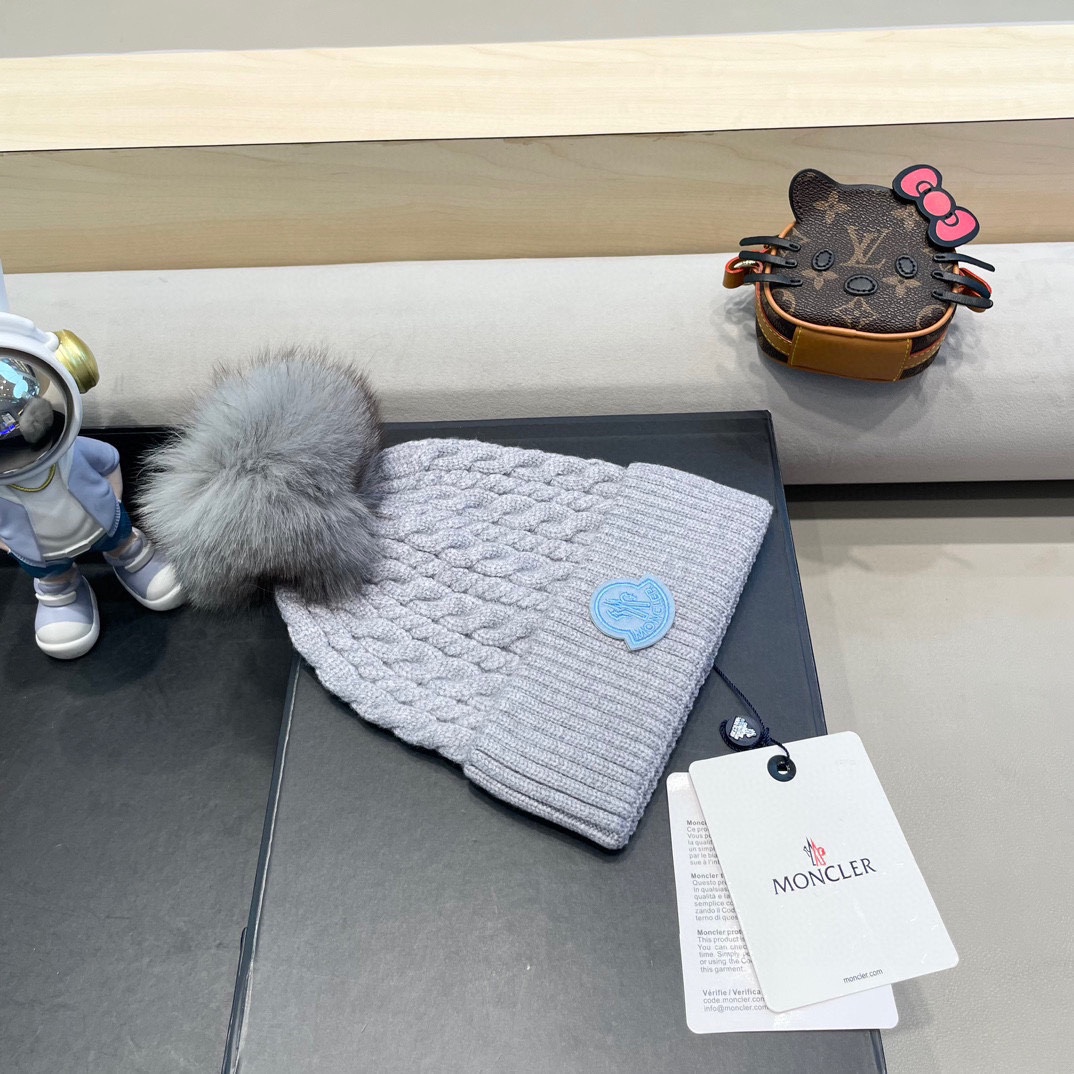   蒙口moncler 带球针织毛线帽！小姐姐的冬日最爱～随便搭配什么衣服都好看！又减龄又显可爱的一款～