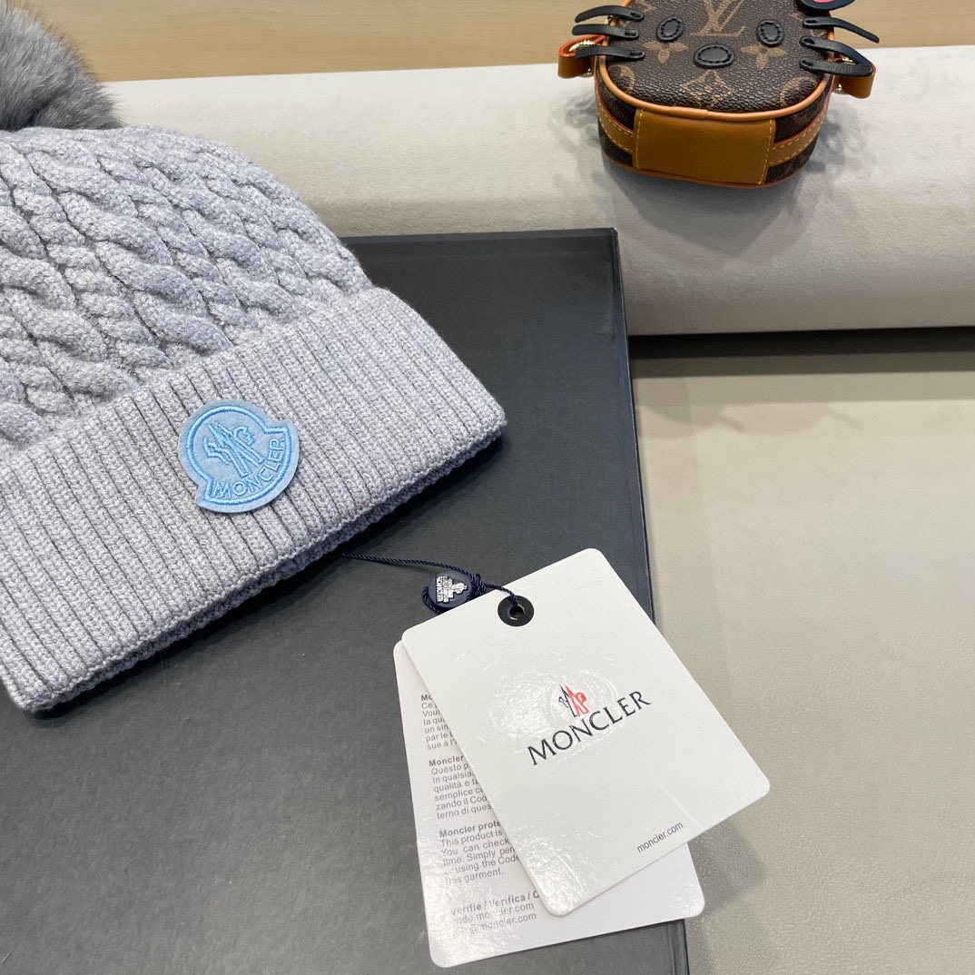   蒙口moncler 带球针织毛线帽！小姐姐的冬日最爱～随便搭配什么衣服都好看！又减龄又显可爱的一款～