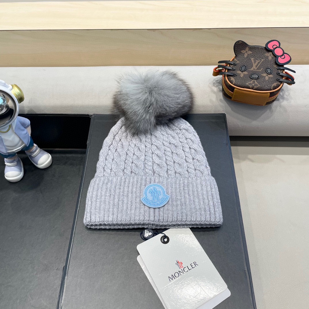   蒙口moncler 带球针织毛线帽！小姐姐的冬日最爱～随便搭配什么衣服都好看！又减龄又显可爱的一款～