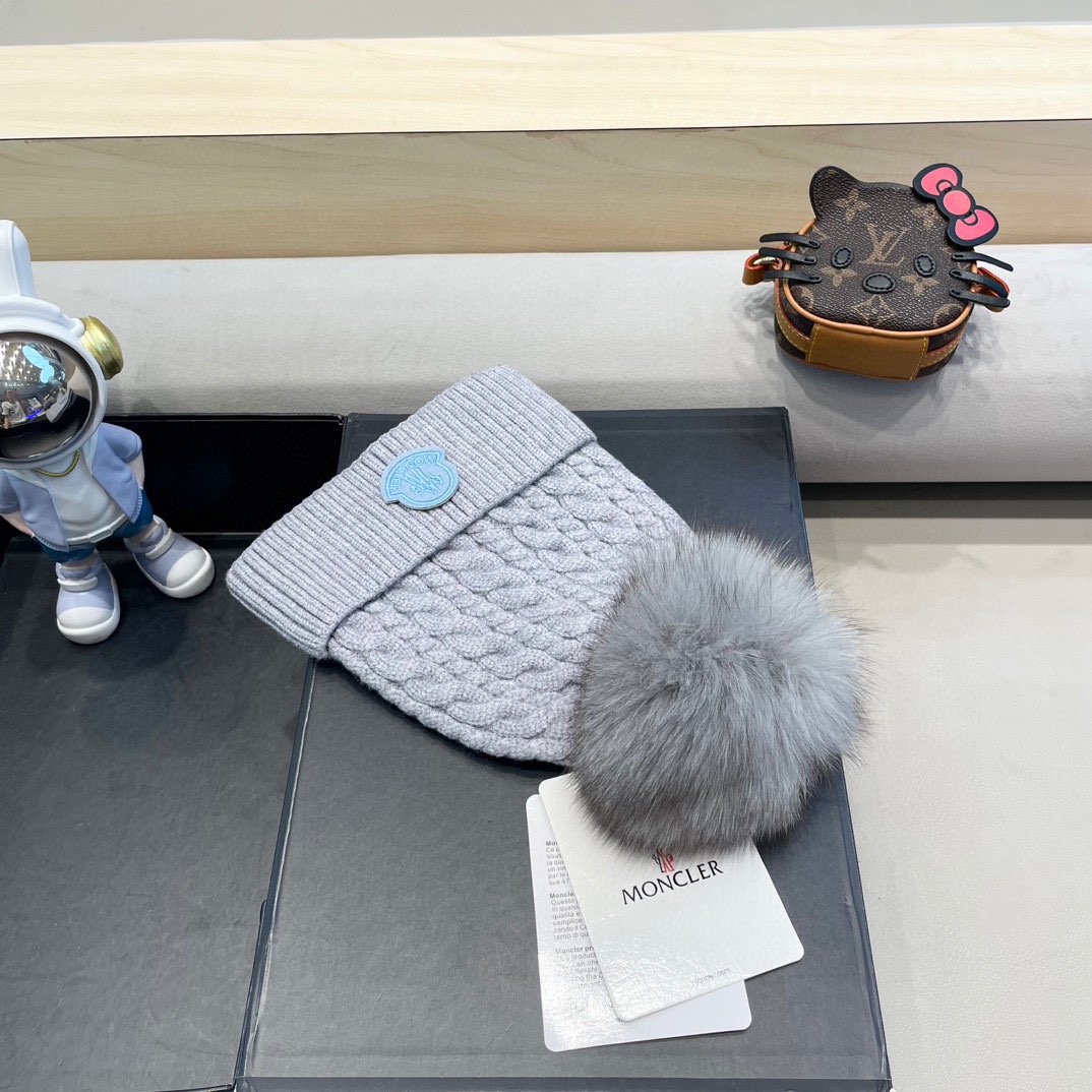   蒙口moncler 带球针织毛线帽！小姐姐的冬日最爱～随便搭配什么衣服都好看！又减龄又显可爱的一款～