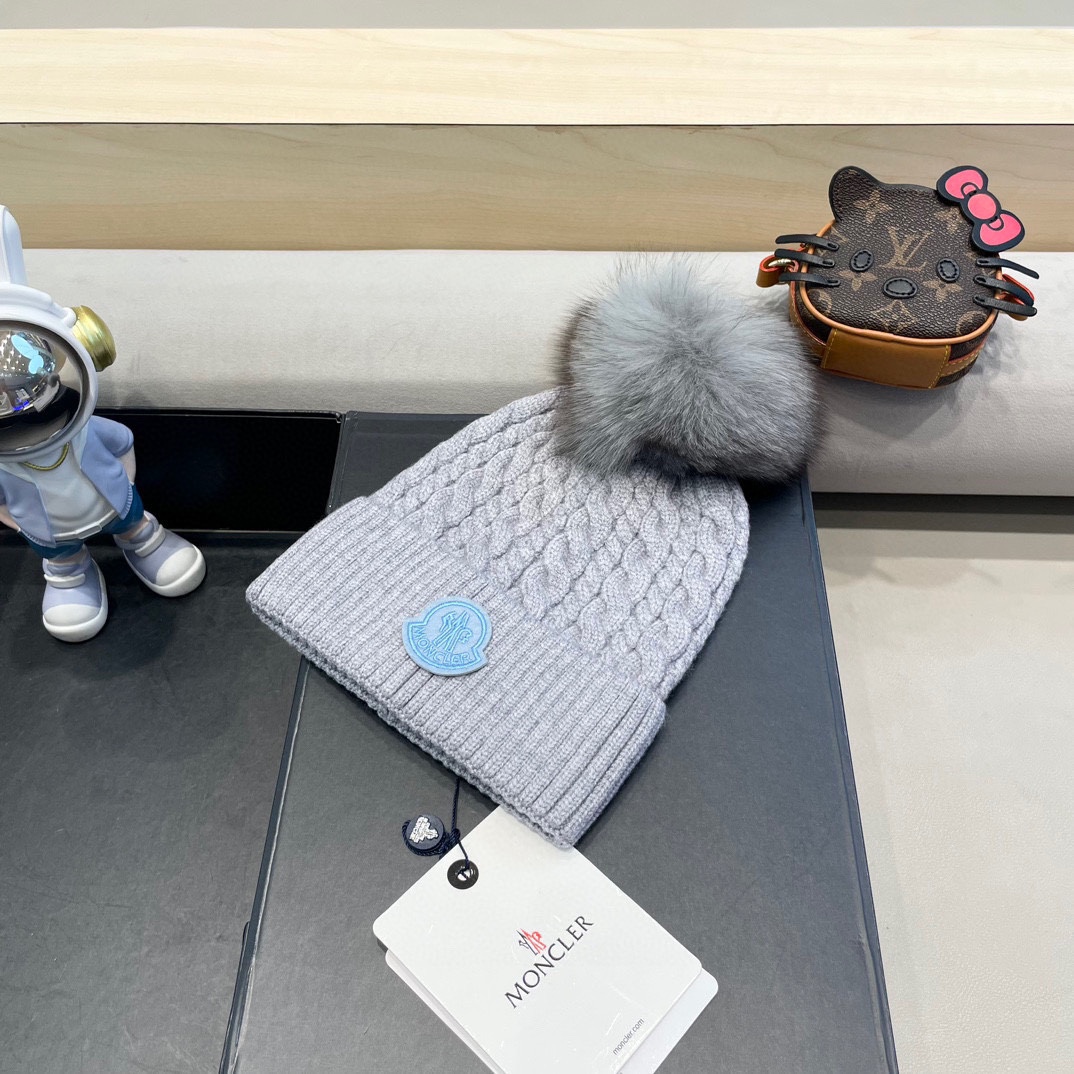   蒙口moncler 带球针织毛线帽！小姐姐的冬日最爱～随便搭配什么衣服都好看！又减龄又显可爱的一款～