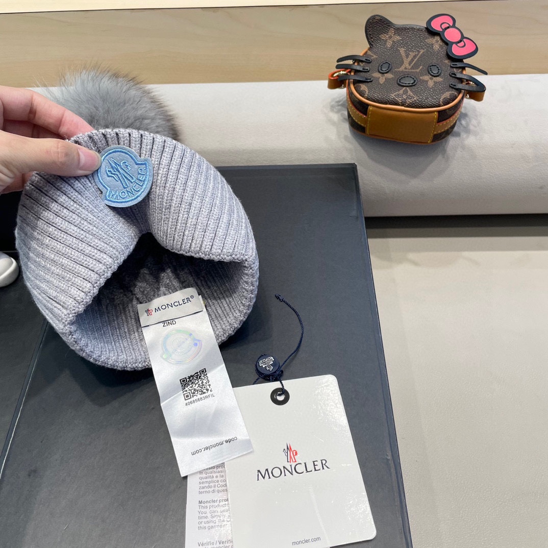   蒙口moncler 带球针织毛线帽！小姐姐的冬日最爱～随便搭配什么衣服都好看！又减龄又显可爱的一款～