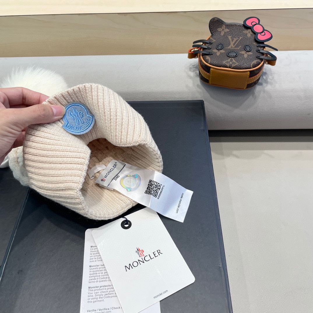   蒙口moncler 带球针织毛线帽！小姐姐的冬日最爱～随便搭配什么衣服都好看！又减龄又显可爱的一款～