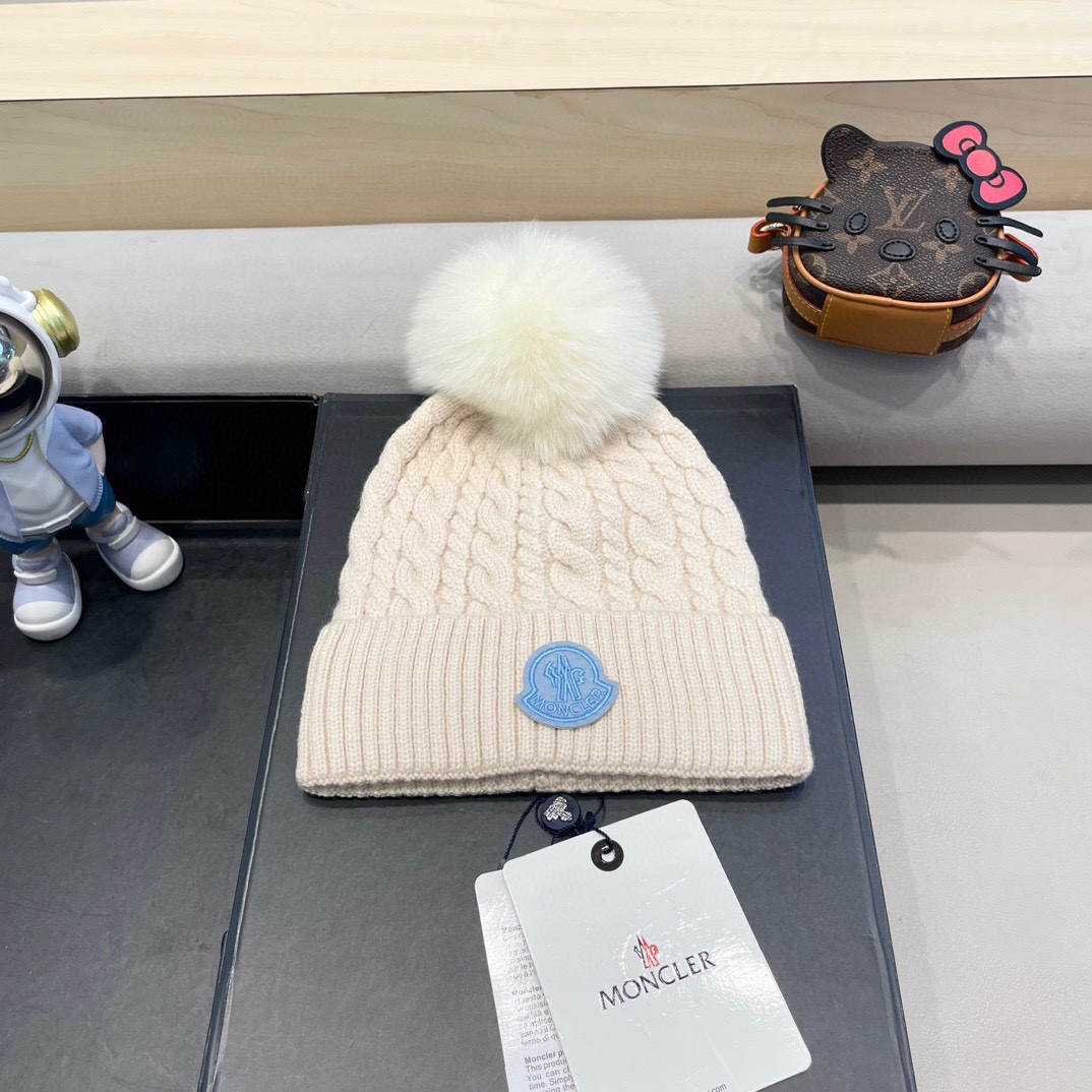   蒙口moncler 带球针织毛线帽！小姐姐的冬日最爱～随便搭配什么衣服都好看！又减龄又显可爱的一款～