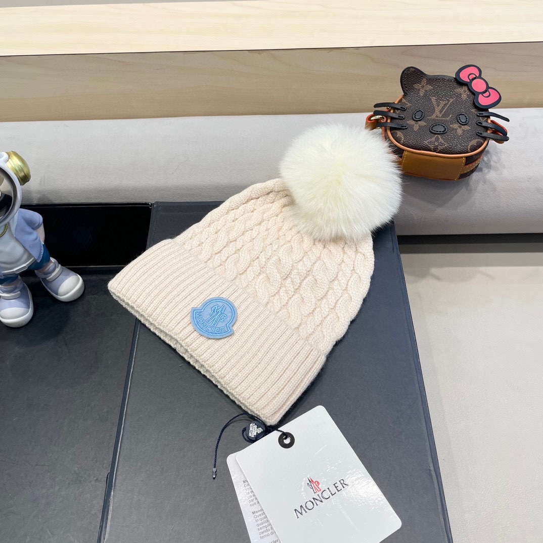   蒙口moncler 带球针织毛线帽！小姐姐的冬日最爱～随便搭配什么衣服都好看！又减龄又显可爱的一款～