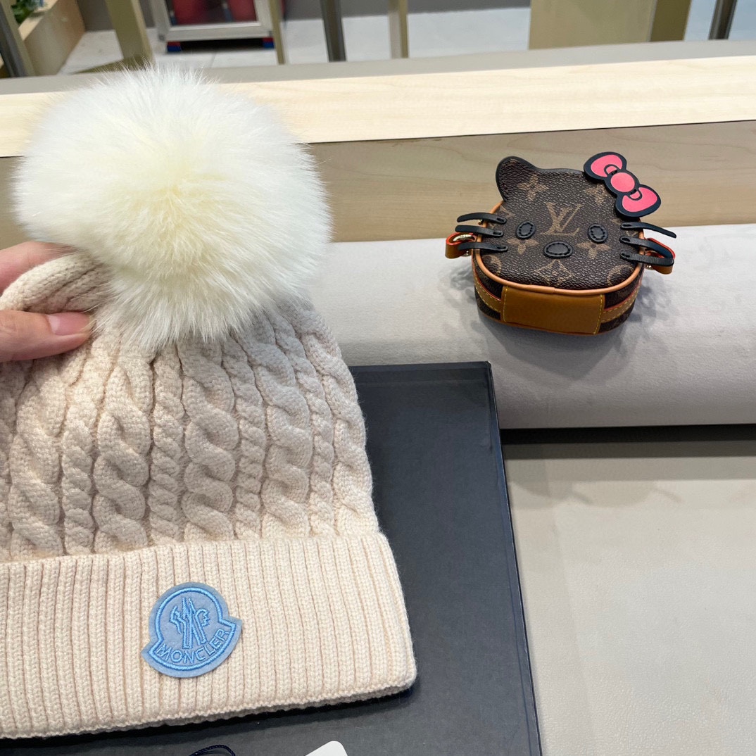   蒙口moncler 带球针织毛线帽！小姐姐的冬日最爱～随便搭配什么衣服都好看！又减龄又显可爱的一款～
