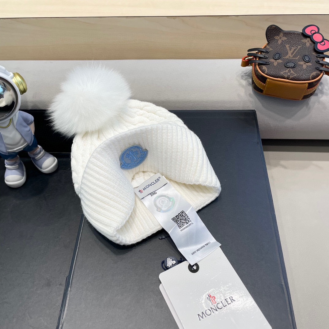  蒙口moncler 带球针织毛线帽！小姐姐的冬日最爱～随便搭配什么衣服都好看！又减龄又显可爱的一款～