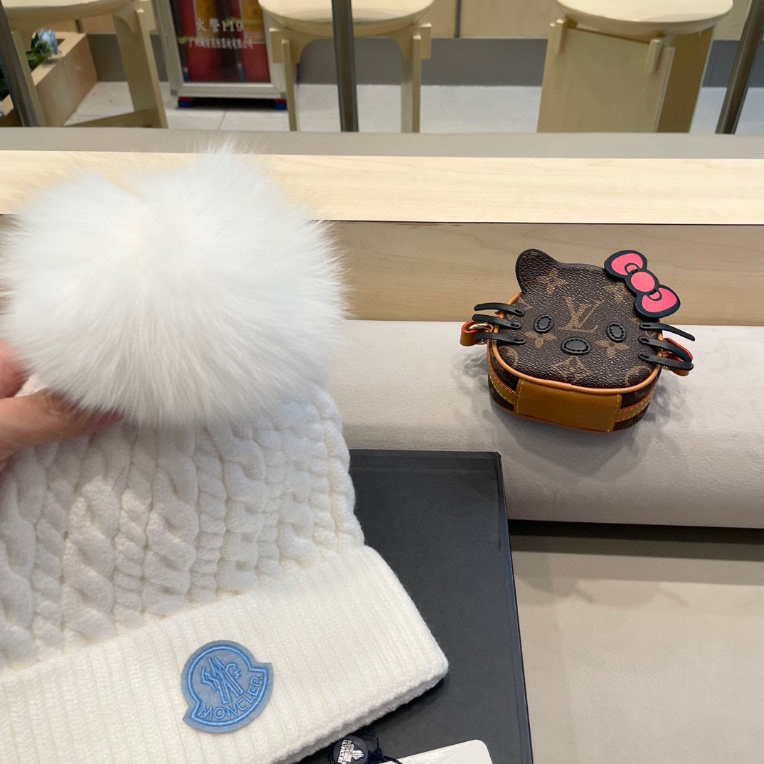   蒙口moncler 带球针织毛线帽！小姐姐的冬日最爱～随便搭配什么衣服都好看！又减龄又显可爱的一款～