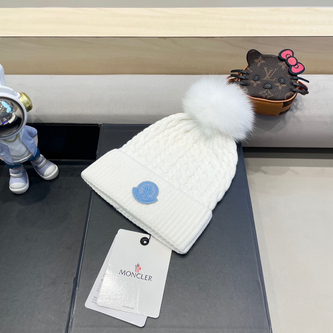   蒙口moncler 带球针织毛线帽！小姐姐的冬日最爱～随便搭配什么衣服都好看！又减龄又显可爱的一款～