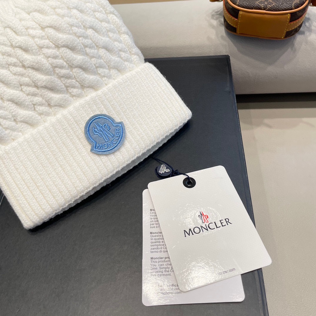   蒙口moncler 带球针织毛线帽！小姐姐的冬日最爱～随便搭配什么衣服都好看！又减龄又显可爱的一款～