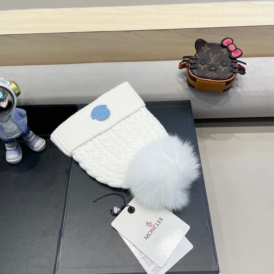   蒙口moncler 带球针织毛线帽！小姐姐的冬日最爱～随便搭配什么衣服都好看！又减龄又显可爱的一款～