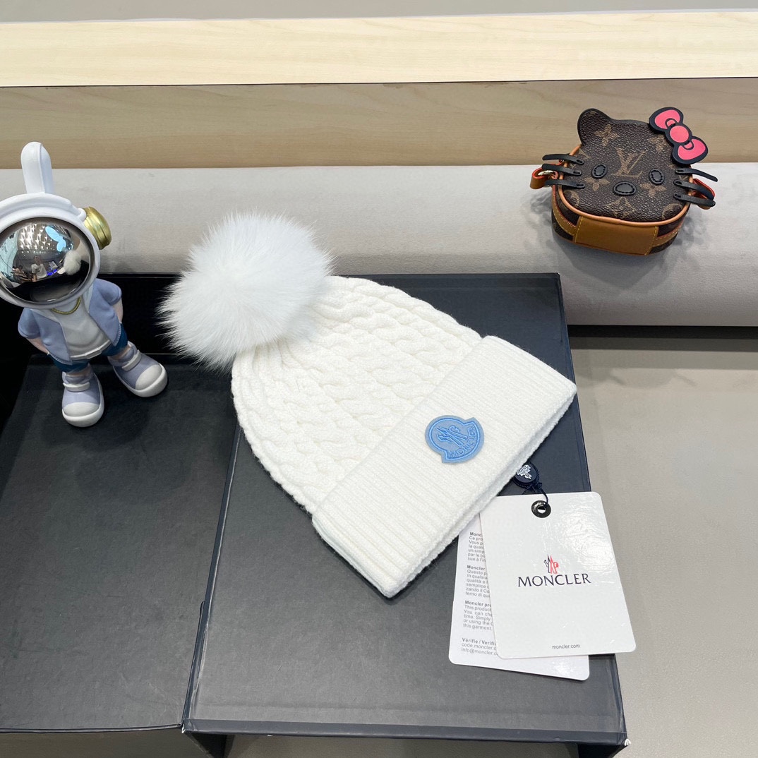   蒙口moncler 带球针织毛线帽！小姐姐的冬日最爱～随便搭配什么衣服都好看！又减龄又显可爱的一款～
