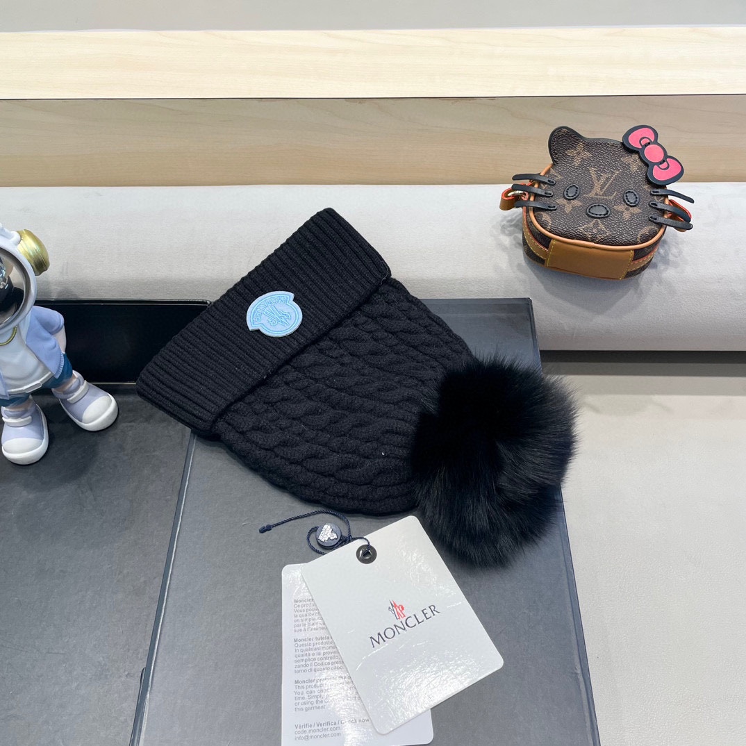   蒙口moncler 带球针织毛线帽！小姐姐的冬日最爱～随便搭配什么衣服都好看！又减龄又显可爱的一款～